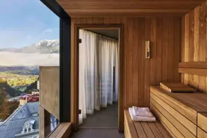 Suite mit Balkon oder Terrasse Ein Raum mit einer Holzbank und einem Fenster.