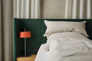 Doppelzimmer Comfort mit Schlafnische Ein Bett mit einer Lampe an der Seite.