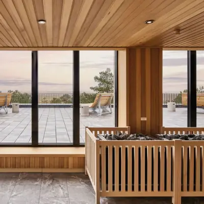 Sauna Urban Nature Hotel St. Peter-Ording Eine lichtdurchflutete Sauna im Urban NAture Hotel St. Peter-Ording mit Blick auf eine große Außenterrasse und die Nordsee.