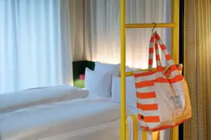 Doppelzimmer Comfort Ein Bett mit einer Tasche darauf.