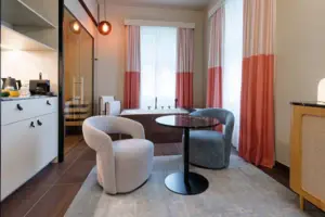 Juniorsuite Straubinger Platz mit Sauna Ein Raum mit einem Tisch und Stühlen.