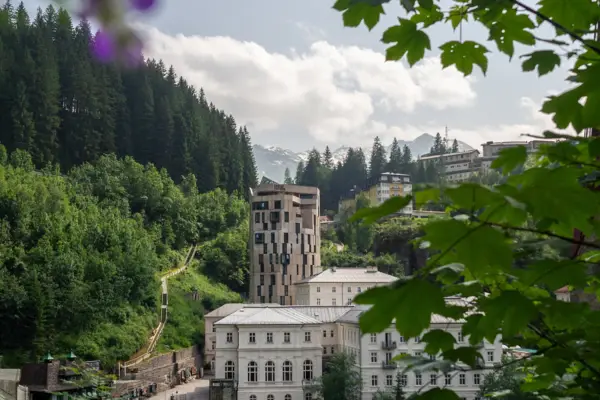 Urban Nature Bad Gastein Das Urban Nature Hotel Bad Gastein von außen mit den Bergen im Hintergrund.