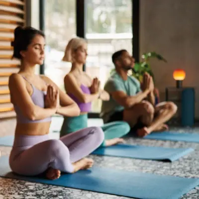 Yoga im Alpine Swim Club Gruppe junger Menschen bei einer Yoga-Session im modernen Studio