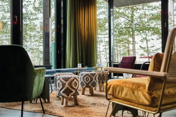 Sitzecke Drifters Hang Out Eine Sitzecke in einer Bar mit gemütlichen, bunten Sesseln und Hockern.