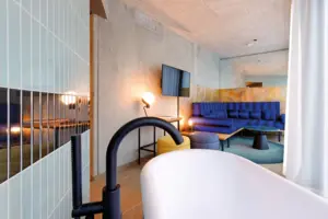 Juniorsuite Panoramablick Badezimmer mit Badewanne und Couch