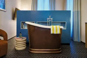 Juniorsuite Eine Badewanne in einem Badezimmer mit modernem Interieur.