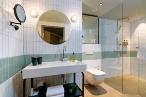 Doppelzimmer Comfort Badezimmer mit Waschbecken und Spiegel