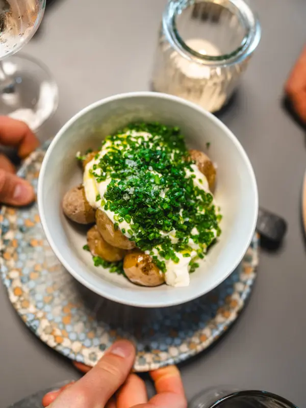 Kartoffeln Auntie Clara Restaurant Eine kleine Schüssel mit Kartoffeln und Quark von oben fotografiert.