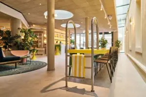 Lobby Gelbe Theke mit Handtuch darauf.