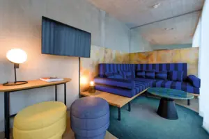 Juniorsuite Panoramablick Ein Zimmer mit einer Couch und einem Fernseher.