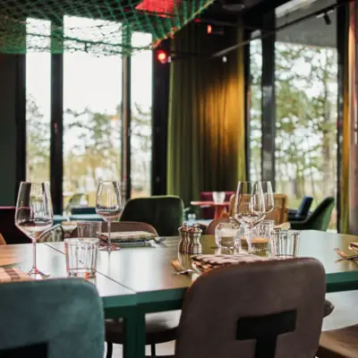 Tisch Auntie Clara Restaurant Ein gedeckter Tisch im Restaurant mit verschiedenen Gläsern und Besteck.