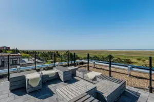 Dachterrasse Dachterrasse mit Blick auf den Ozean und Bäume