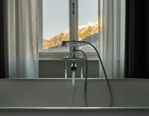 Badewanne Bad Gastein Eine Badewanne steht vor einem Fenster.