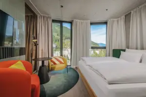 Doppelzimmer Comfort Panoramablick Ein Zimmer mit einem Bett, Stühlen und einem Tisch.