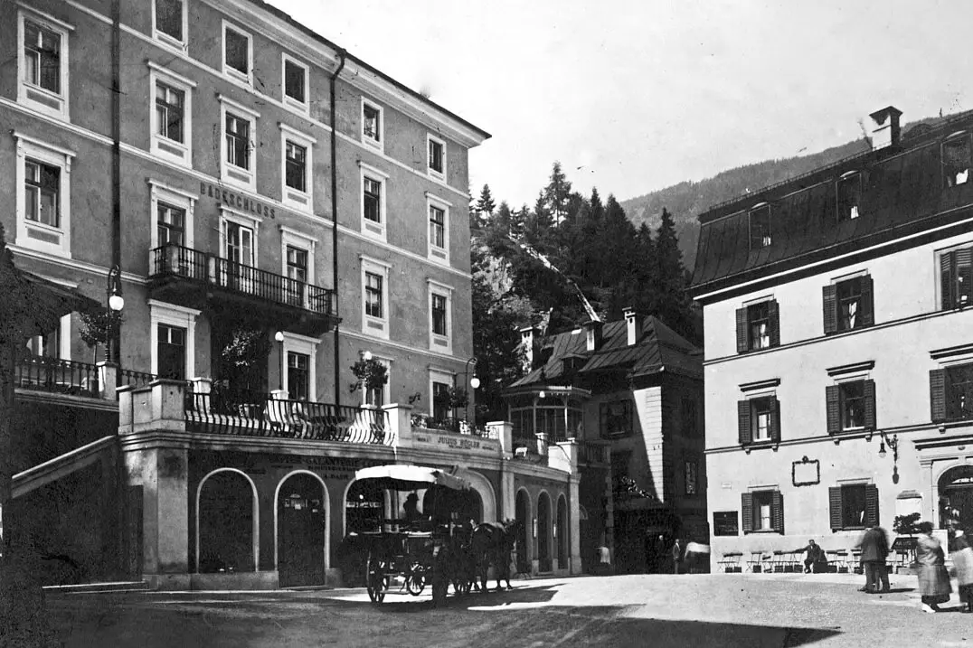 Straubinger Platz Bad Gastein Ein altes Schwarz Weiß Foto von einem Platz mit Häusern drum herum.
