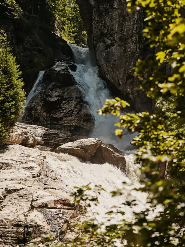 Wasserfall Bad Gastein Ein Wasserfall fließt zwischen einer Schlucht hindurch.