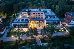 Urban Nature St. Peter-Ording Ein Gebäude von Bäumen umgeben.