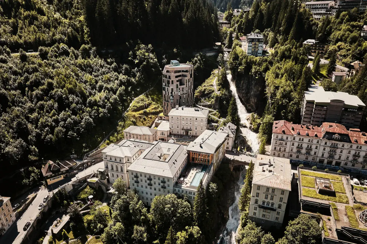 Badeschloss Urban Nature und Straubinger Bad Gastein Das Urban Nature und Straubinger Hotel neben dem Gasteiner Wasserfall.