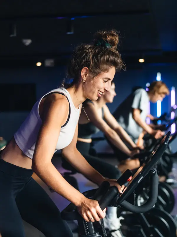 Fitness Area Urban Nature St. Peter-Ording Eine Gruppe von Menschen auf Peloton Bikes beim Indoor-Cycling im Urban Nature St. Peter-Ording.
