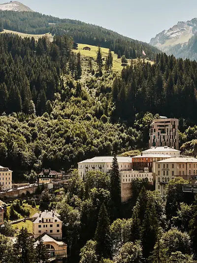 Bad Gastein im Sommer Historische Gebäude und moderner Hotelturm eingebettet in die grüne Berglandschaft von Bad Gastein im Sommer