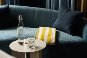 Juniorsuite Eine Flasche und zwei Gläser auf einem Tisch.