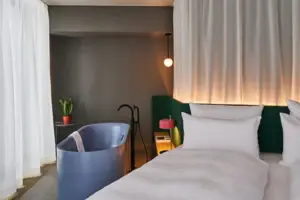 Schlafzimmer Ein Bett mit einer Badewanne und einer Lampe.