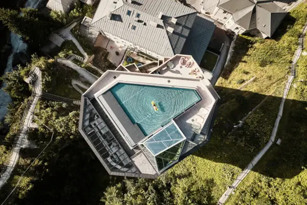 Top-Shot vom Pool Ein Schwimmbad in einem Gebäude mit Pflanzen.