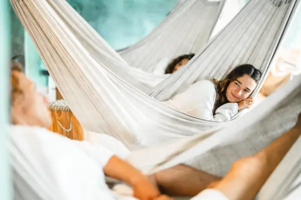 Hängematten SPO Mehrere Menschen liegen in Hängematten und entspannen.