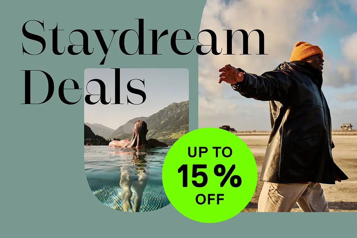 Staydream Deals Ein Mann geht im Wasser, während eine Frau im Wasser steht.