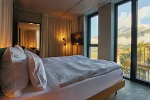 Suite mit Balkon oder Terrasse Ein Bett mit Blick auf die Berge.