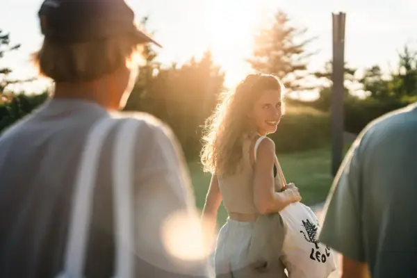 People St. Peter-Ording Eine Frau dreht sich zur Kamera um und lächelt.