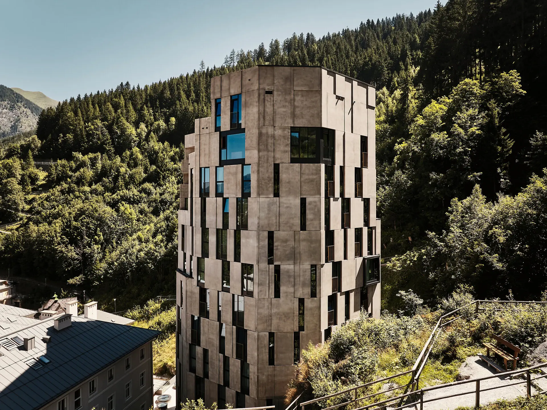 Urban Nature Bad Gastein Hohes Gebäude mit vielen Fenstern