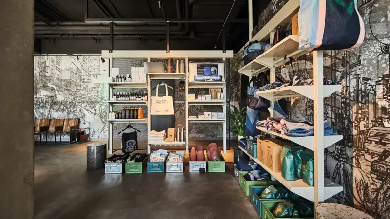 Urban Nature Store St. Peter-Ording Eine Ladenfläche mit Regalen und vielen Produkten.