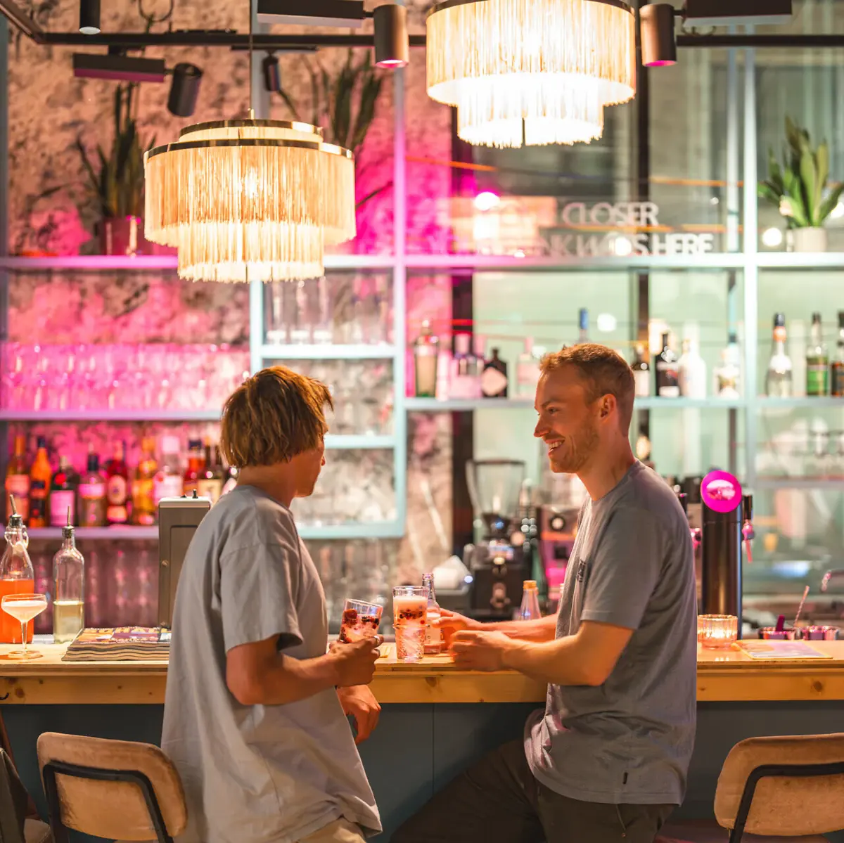Bar St. Peter-Ording Zwei Männer stehen an der Bar vom Drifters Hang Out und haben Drinks in der Hand.