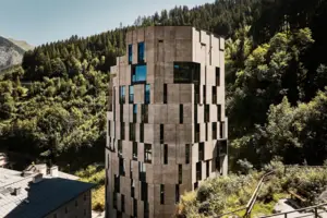 Urban Nature Bad Gastein Hohes Gebäude mit vielen Fenstern