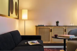 Suite mit Balkon oder Terrasse Wohnzimmer mit Sofa und Stehlampe.