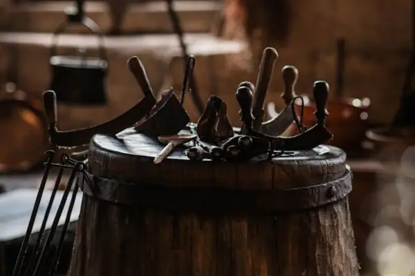 Museum Landschaft Eiderstedt Mehrere Werkzeuge auf einem Holzstumpf.