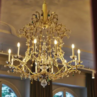 Kronleuchter Bad Gastein Ein Kronleuchter hängt von einer Decke.