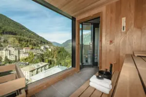 Sauna Ein Zimmer mit einem großen Fenster und Blick auf die Berge.