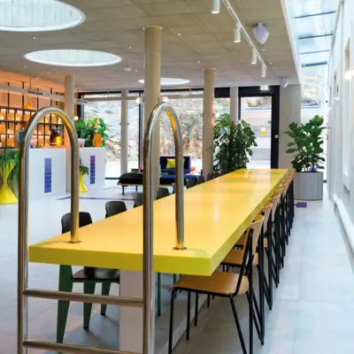 Lobby Bad Gastein Ein gelber Tisch steht in einer Lobby.