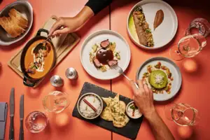 Abendessen Ein Tisch mit Tellern voller Speisen.