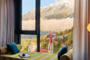 Suite mit Balkon oder Terrasse Ein Raum mit einem Fenster, das auf eine Bergkette blickt.