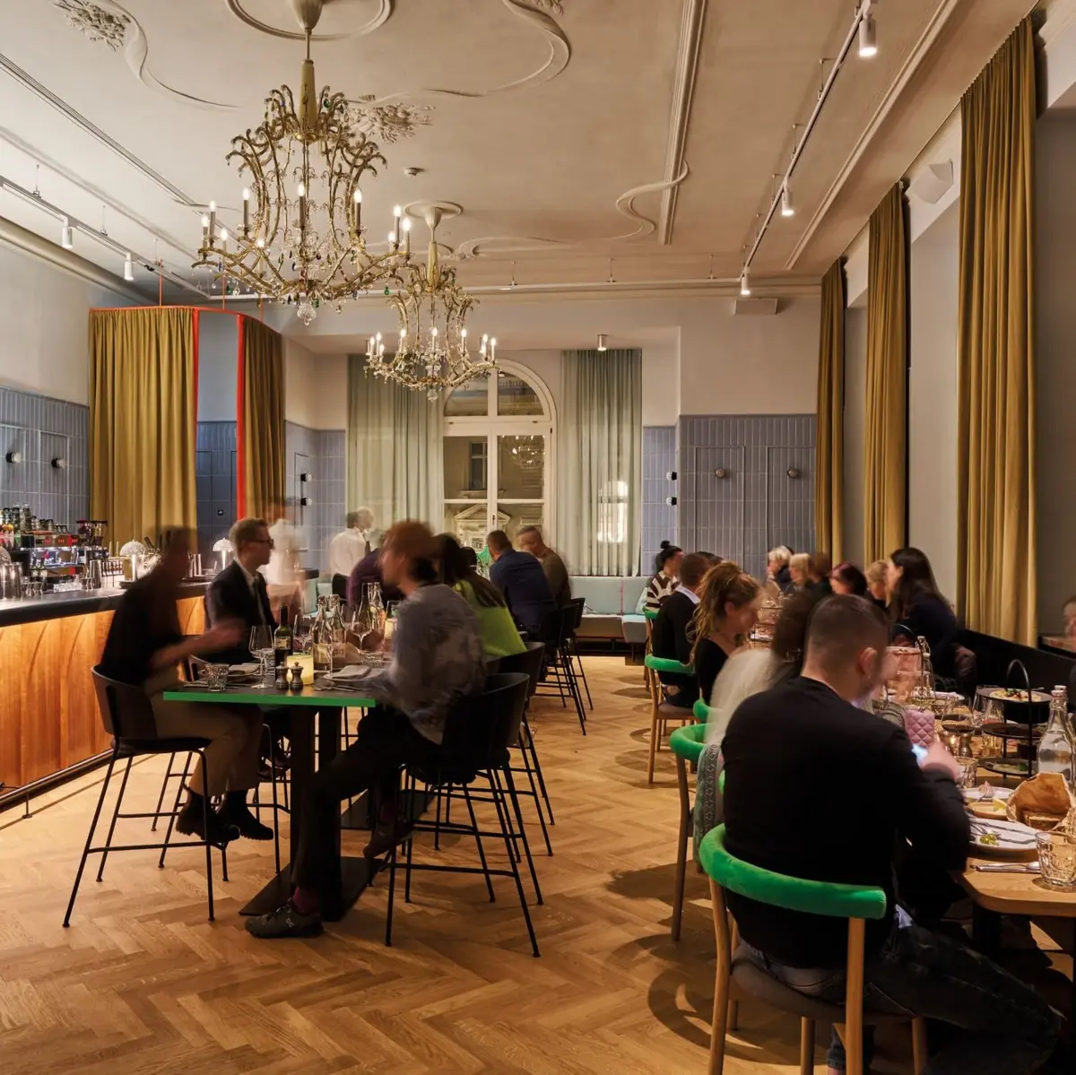 Event im Restaurant Auntie Heidi Stimmungsvoller Abend im eleganten Restaurant mit Kronleuchtern, Barbereich und lebhafter Atmosphäre