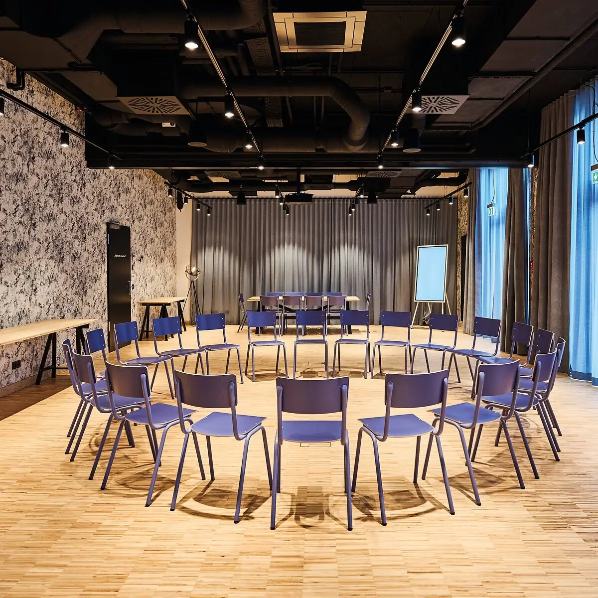 Meetingraum Stuhlkreis Ein Raum mit vielen Stühlen, die einen Stuhlkreis bilden