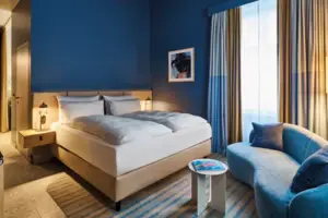 Juniorsuite Ein Zimmer mit einem Bett und einem Sofa.