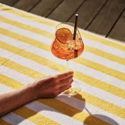 Aperol Spritz Aperiol Spritz auf Badehandtuch