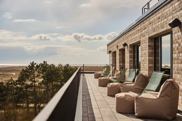 Urban Nature SPO Terrasse mit Stühlen und Himmel im Hintergrund.