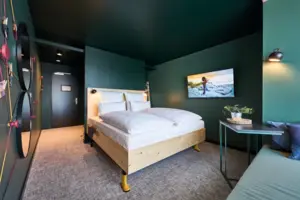 Schlafzimmer Ein Zimmer mit einem Bett und einem Fernseher.