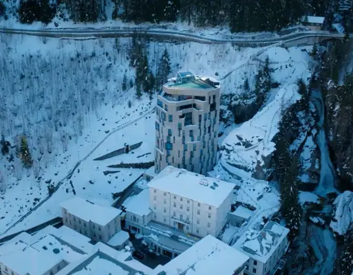Badeschloss im Winter Ein Gebäude im Schnee bei winterlichen Bedingungen.