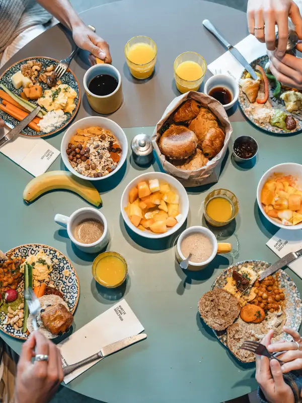 Frühstück St. Peter-Ording Ein Frühstückstisch mit Speisen wie Obst, Brot, Eiern und Orangensaft.
